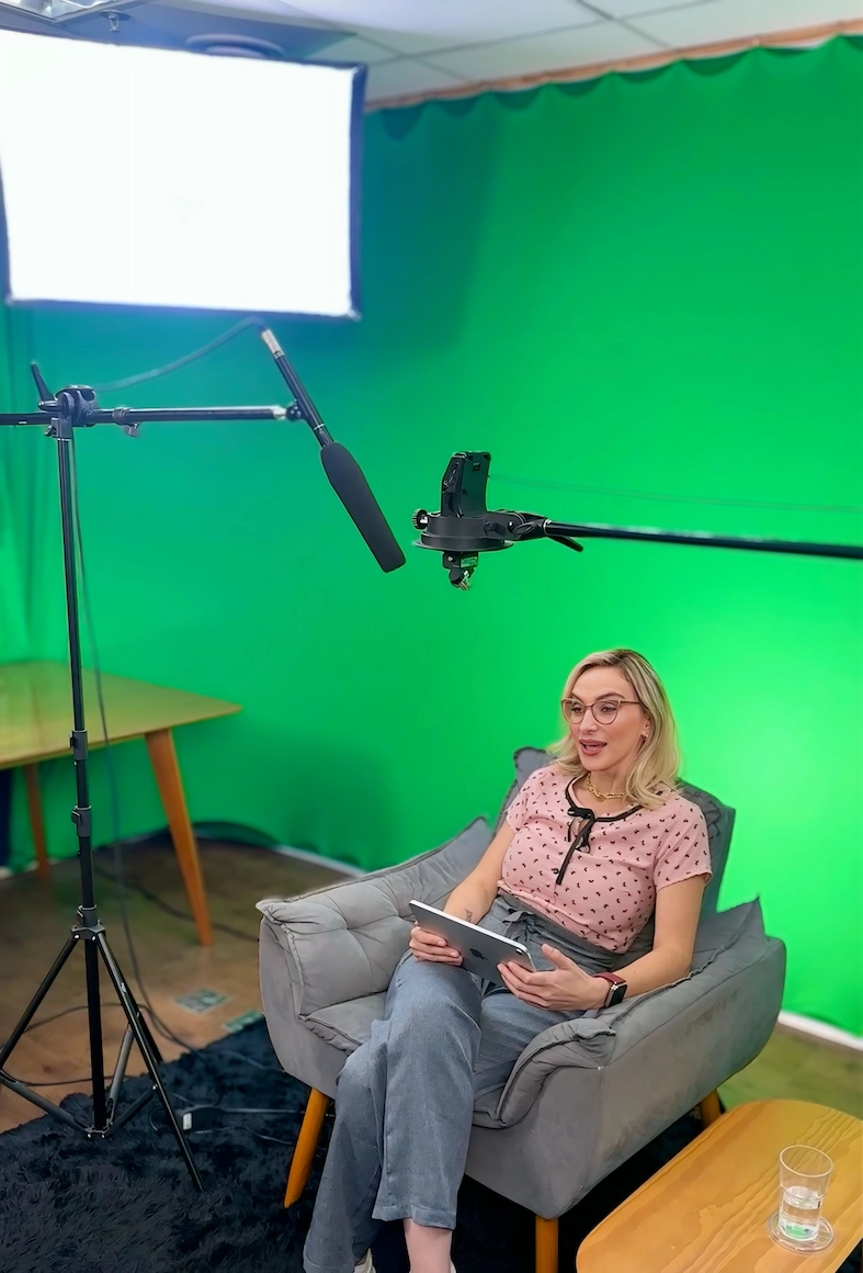 Dra. Luana Reis gravando aula da pós-graduação da Faculdade Líbano