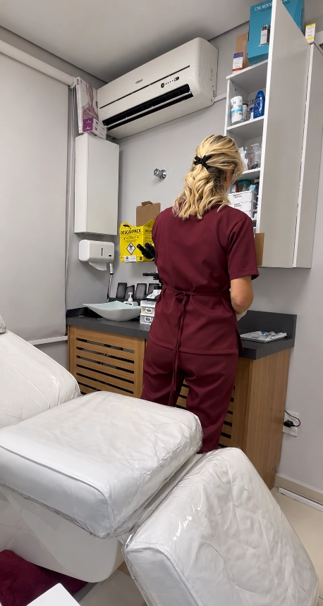 Dra. Luana Reis em atendimento na Clínica OSLO, Tatuapé (foto 1 de 3)