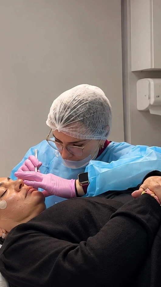 Dra. Luana Reis em atendimento na Clínica OSLO, Tatuapé (foto 3 de 3)